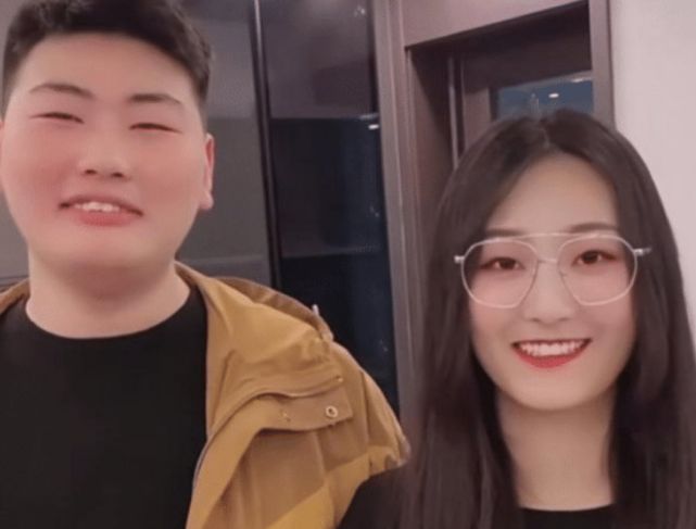 陈亚男官宣做公益后,大衣哥否认为儿子征婚,被人误解很委屈休闲区蓝鸢梦想 - Www.slyday.coM 陈亚男官宣做公益后,大衣哥否认为儿子征婚,被人误解很委屈休闲区蓝鸢梦想 - Www.slyday.coM