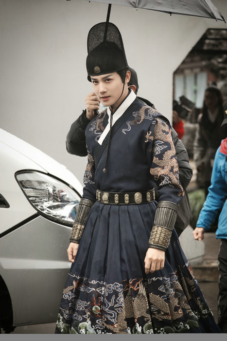 该剧改编自伊人睽睽的小说《我的锦衣卫大人》,主要讲述了古装