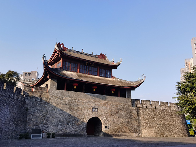 柳州古城只剩下东门城楼城上匾额书出乎震不知何意