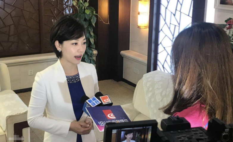 主持人劳春燕怀孕后坚持上班跟丈夫分居多年风光背后有心酸