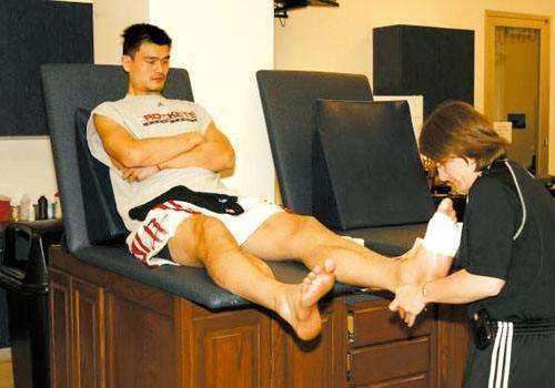 NBA历史谁的脚最大？姚明？奥尼尔？都不是，你猜不到是他休闲区蓝鸢梦想 - Www.slyday.coM