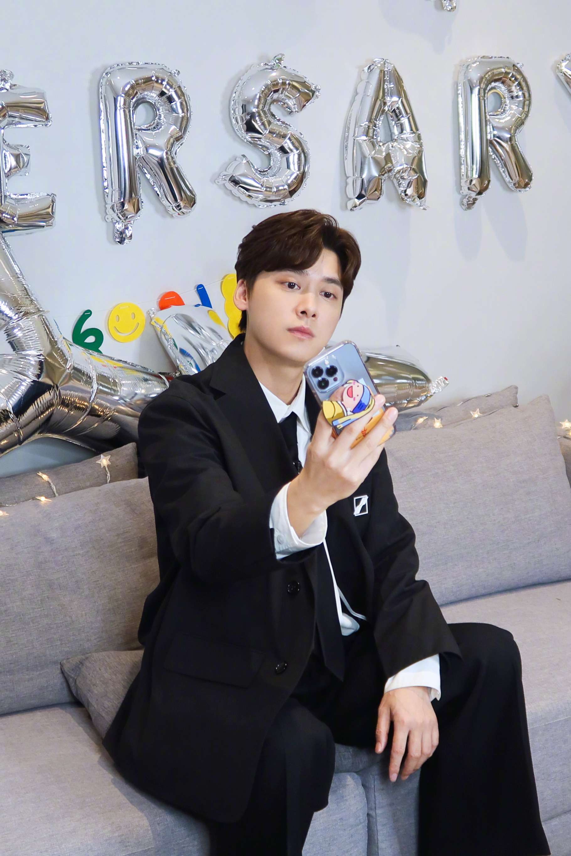 李易峰出道十四周年采访黑西装帅气十足依旧少年感满满呀