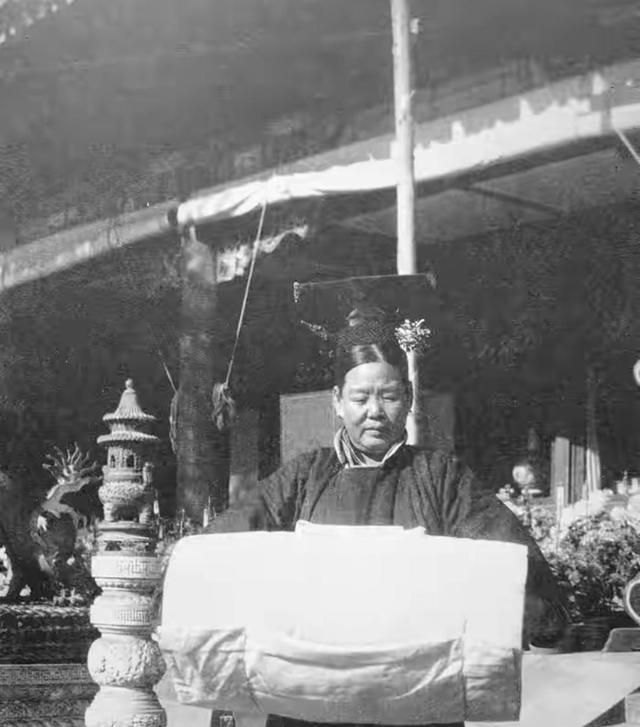 清末照片：储秀宫的宫女，珠江上的花船，壮汉背着洋太太游山观水休闲区蓝鸢梦想 - Www.slyday.coM