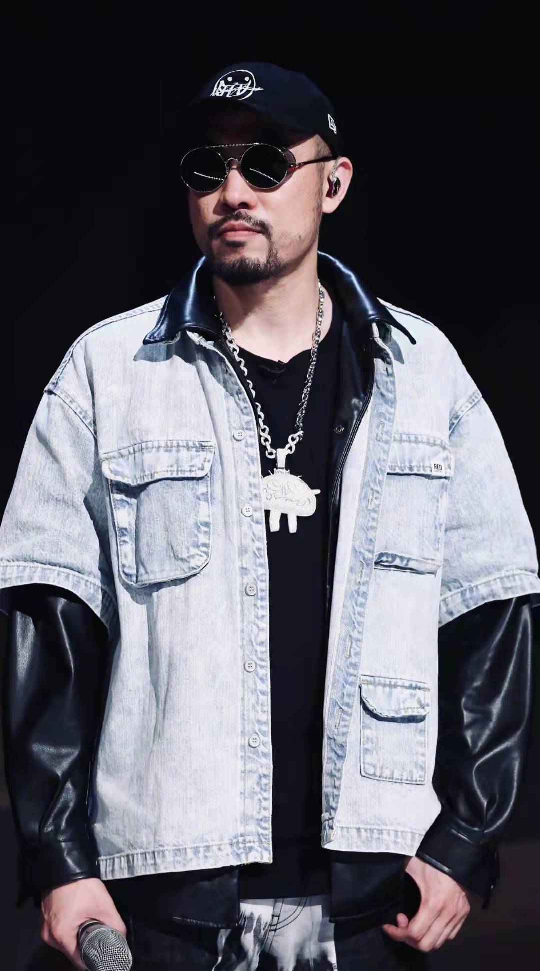 歌手热狗晒照片引发争议脖子上挂4条项链随意吸烟不避讳