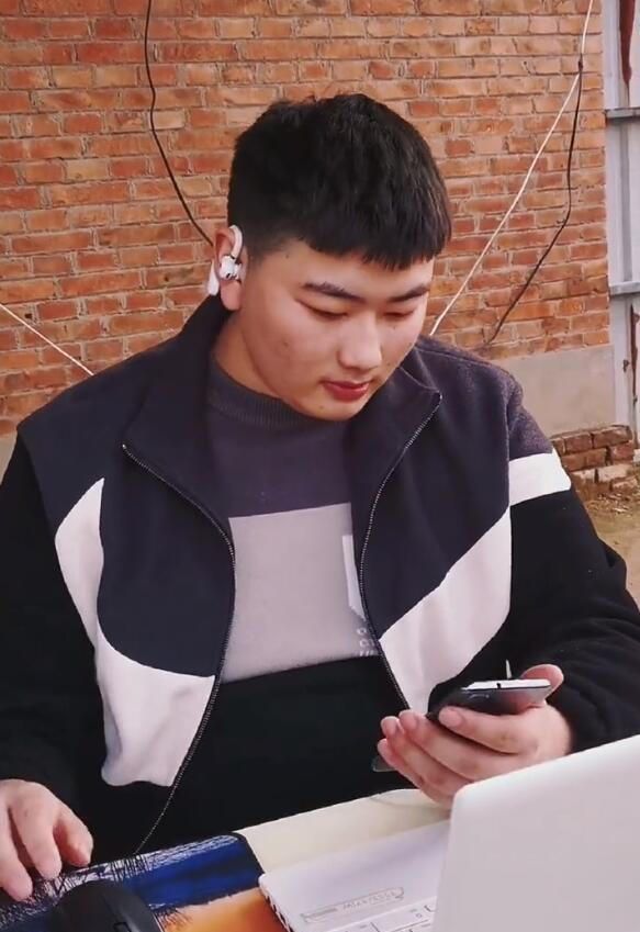 陈亚男官宣做公益后,大衣哥否认为儿子征婚,被人误解很委屈休闲区蓝鸢梦想 - Www.slyday.coM 陈亚男官宣做公益后,大衣哥否认为儿子征婚,被人误解很委屈休闲区蓝鸢梦想 - Www.slyday.coM