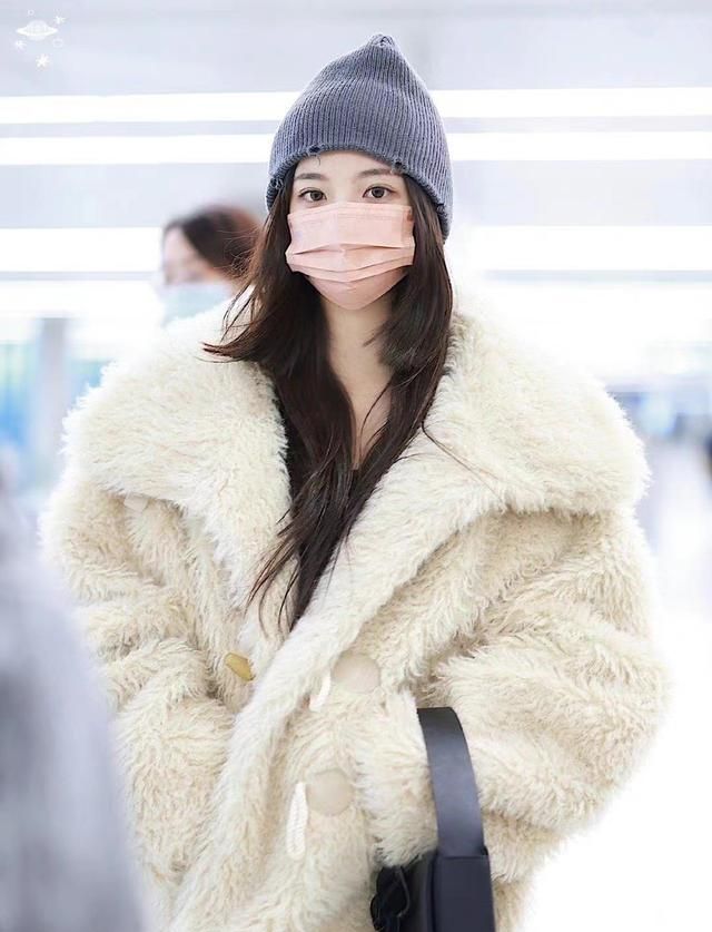 杨超越机场饭拍照毛绒大衣针织帽保暖又可爱女明星气场超飒