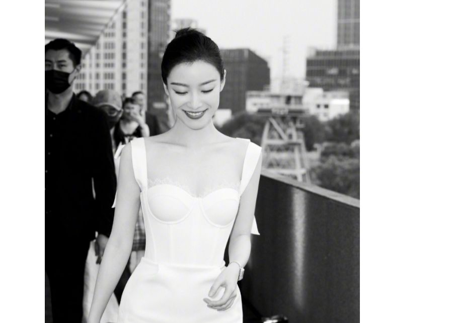 5位走红后颜值逆袭的女星：周冬雨摆脱土气,倪妮越来越有气场休闲区蓝鸢梦想 - Www.slyday.coM