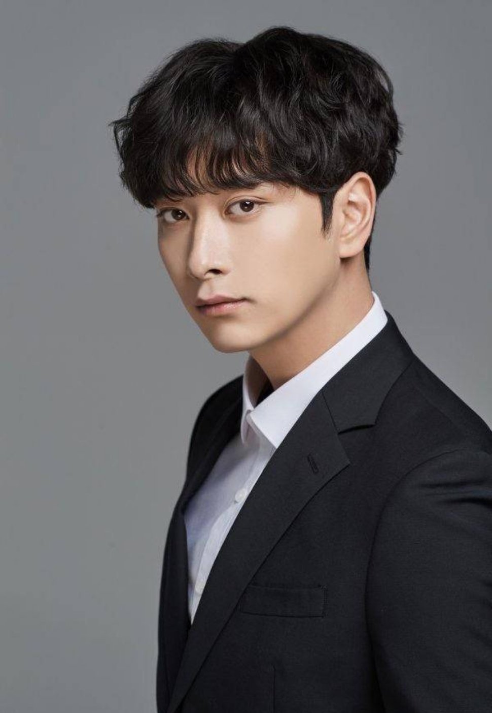 2pm黄灿盛宣布明年初与交往很长时间的女友结婚