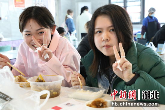 长江职业学院请全校万余师生免费吃鲜鱼宴休闲区蓝鸢梦想 - Www.slyday.coM