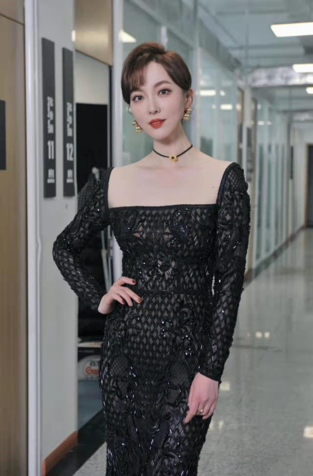 安徽台一姐余声晒美照端庄大气秀蛮腰为主持国剧盛典订制礼服