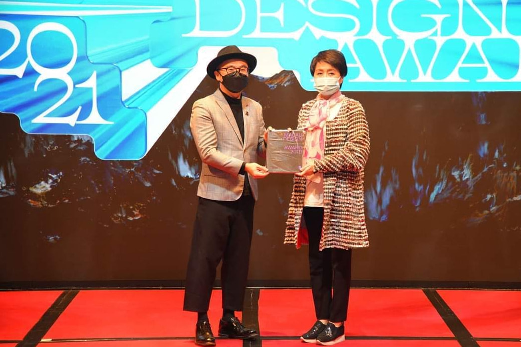 梁安琪抱孙子孙女合影，穿白色卫衣配紧身裤，是个时髦的潮奶奶！休闲区蓝鸢梦想 - Www.slyday.coM