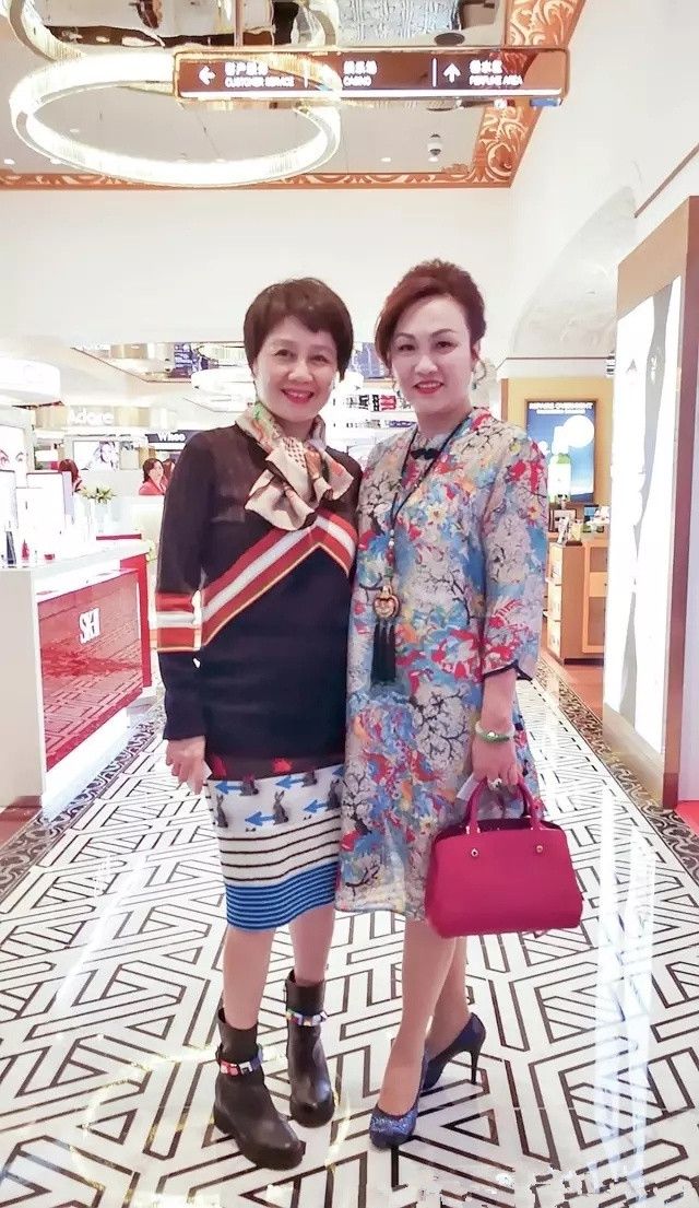 梁安琪抱孙子孙女合影，穿白色卫衣配紧身裤，是个时髦的潮奶奶！休闲区蓝鸢梦想 - Www.slyday.coM