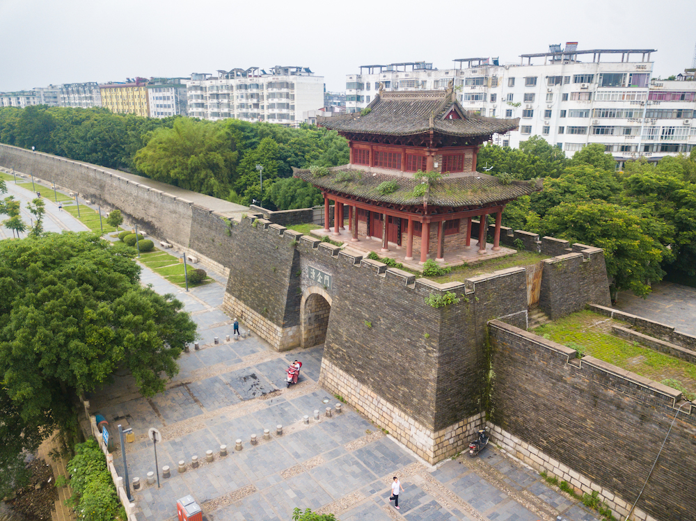 坐上这趟高铁，从赣南风光到岭南风情，只需两小时__财经头条