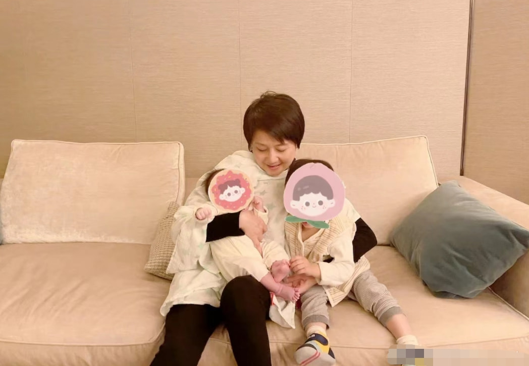 梁安琪抱孙子孙女合影，穿白色卫衣配紧身裤，是个时髦的潮奶奶！休闲区蓝鸢梦想 - Www.slyday.coM