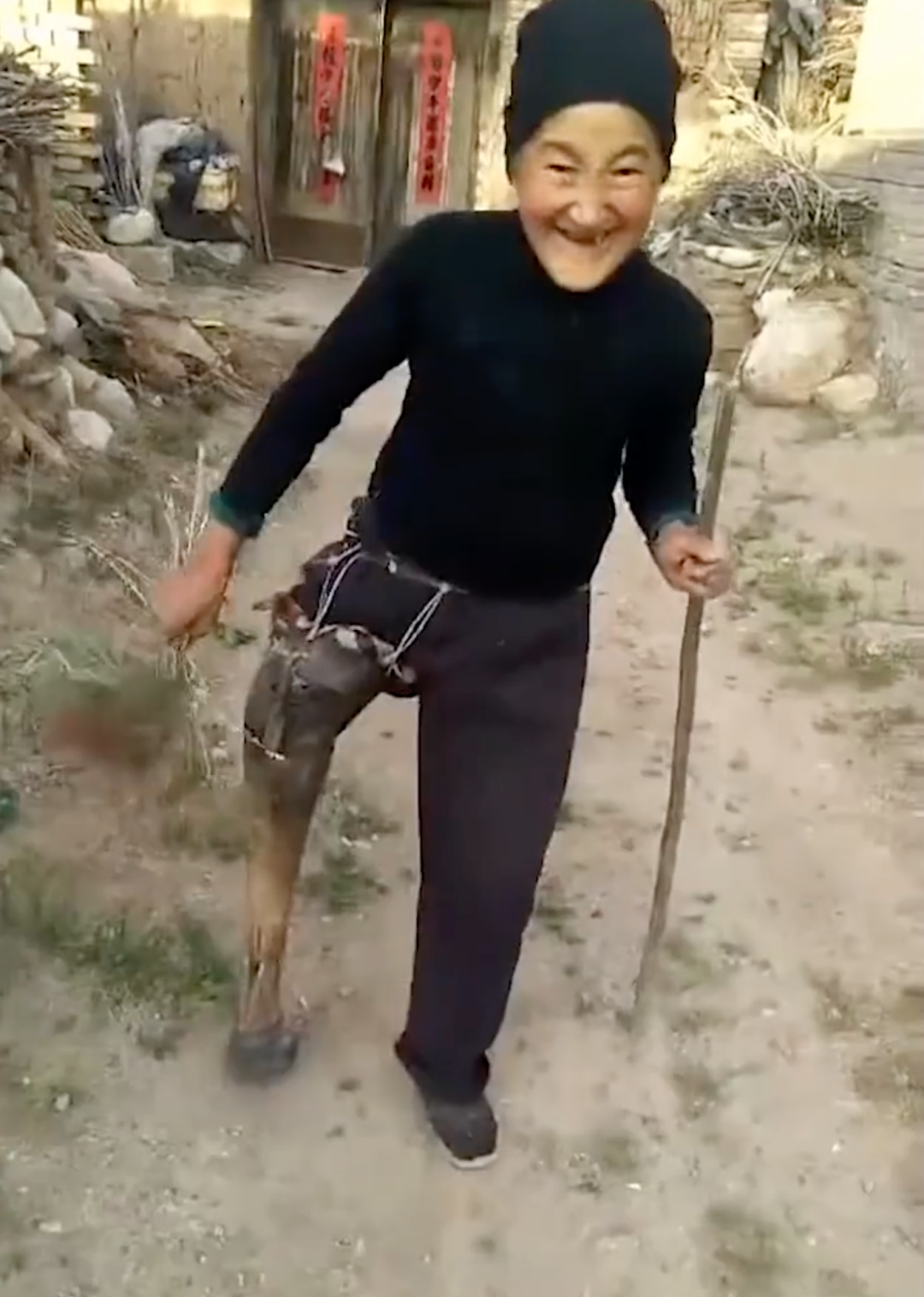 老奶奶疑用马腿当假肢，当地回应休闲区蓝鸢梦想 - Www.slyday.coM