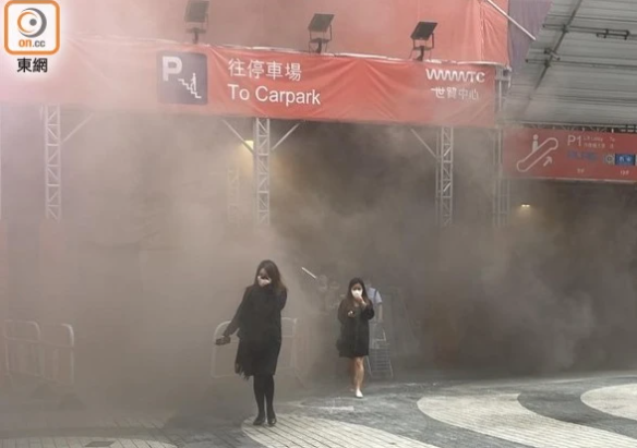 香港铜锣湾世贸中心大火：350人被困天台 多人被送医