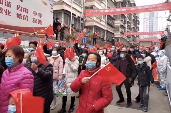 居民挥舞国旗庆祝！陕西咸阳一因疫情封控小区今日解封休闲区蓝鸢梦想 - Www.slyday.coM