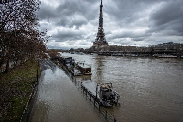 这是2月1日在法国巴黎拍摄的涨水的塞纳河。 新华社发