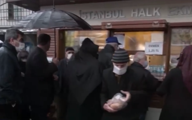 土耳其通胀加剧:民众排队买补助面包 几毛折扣能救急