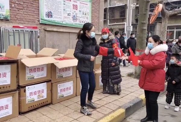 居民挥舞国旗庆祝！陕西咸阳一因疫情封控小区今日解封休闲区蓝鸢梦想 - Www.slyday.coM