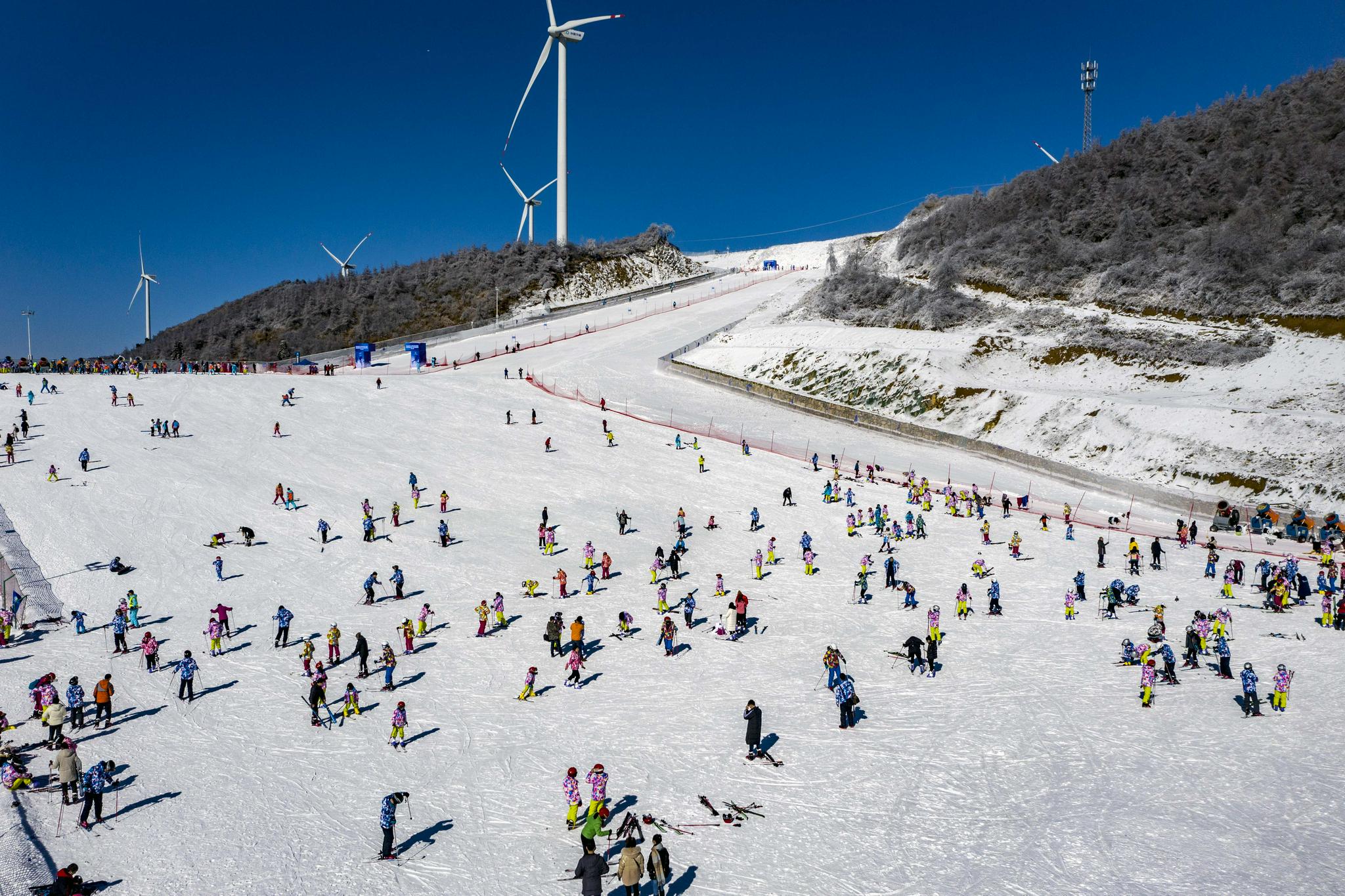 图为2020年1月12日,滑雪爱好者在湖北五峰国际滑雪场练习滑雪(无人机