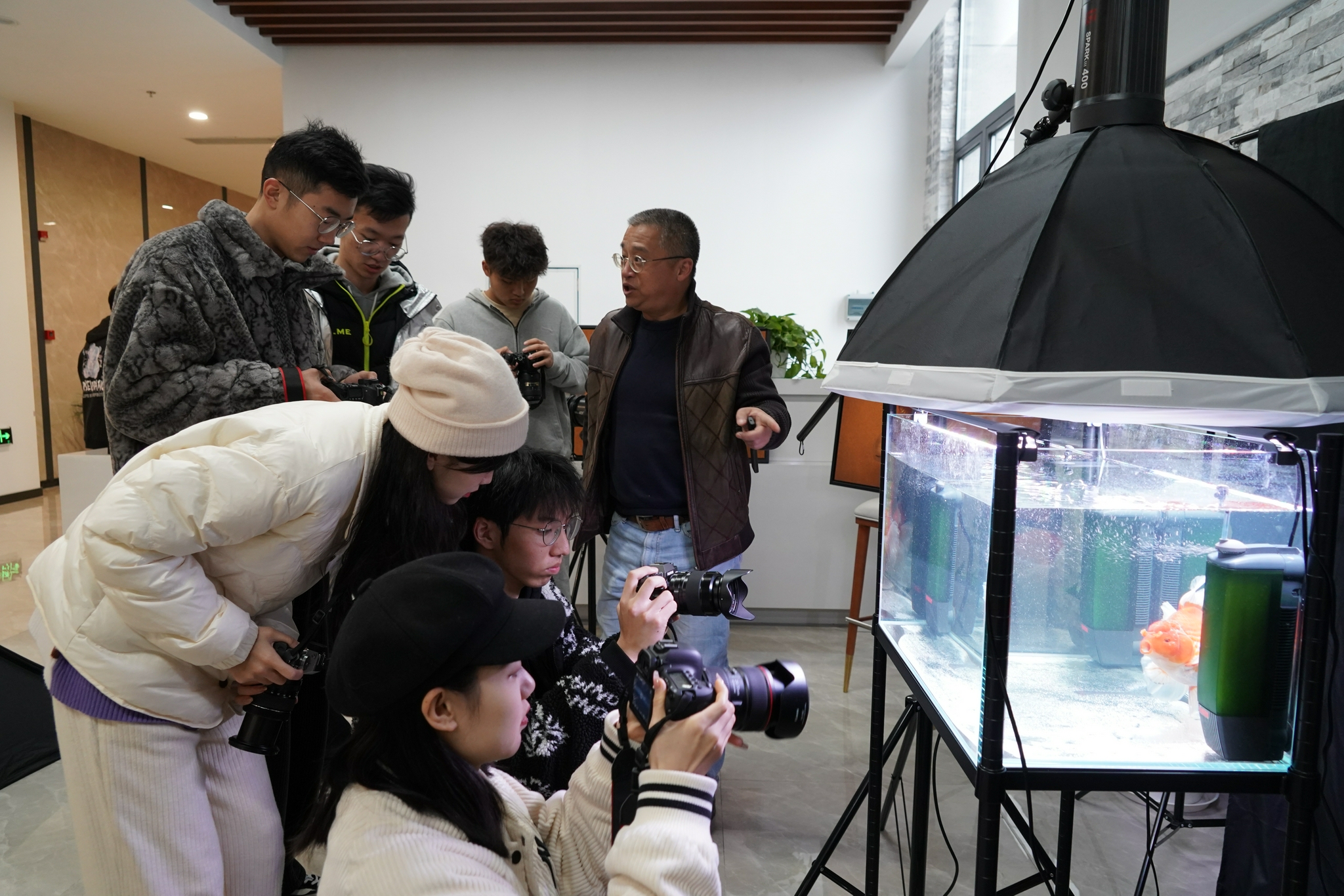 上海海洋大学副教授在课上搭金鱼影棚让学生沉醉水族之美