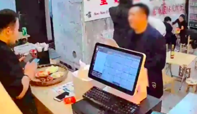 男子自称有600万粉丝要求餐馆免单，服务员：跟我有啥关系？休闲区蓝鸢梦想 - Www.slyday.coM