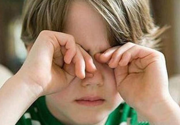 孩子频繁眨眼怎么回事?|抽动症|视疲劳|眼药水_新浪新闻