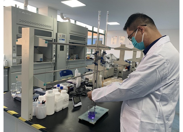 威斯敦研发人员正在研发新产品(央广网发 陆强摄)