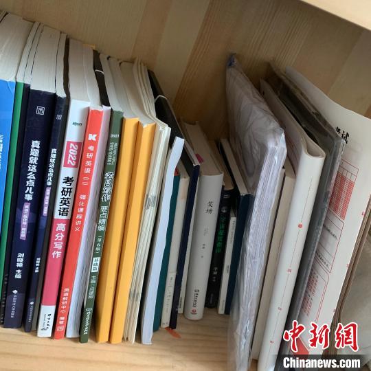 图为贾思翀的学习资料。本人供图