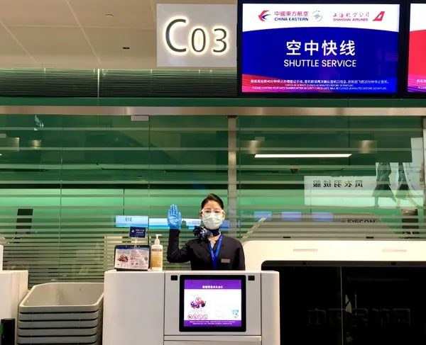 设有品牌标识的东航"空中快线"专属值机柜台(东航供图)