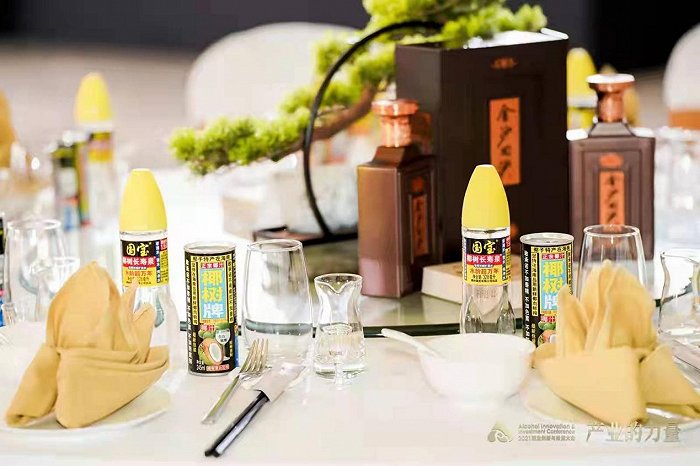 椰树亮相2021酒业创投大会以一口酒一口椰树矿泉水实力圈粉