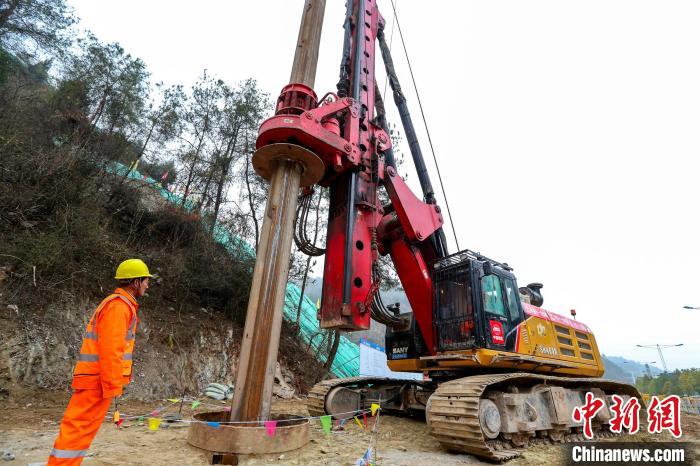 西十铁路全线首根桥梁桩基跨汉江大道特大桥桩基开钻施工 肖帆 摄