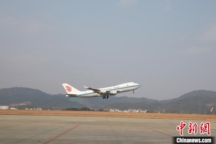 满载“江西制造”货物的波音747-400F全货机从南昌昌北国际机场飞往比利时列日。(资料图) 江西省航空产业集团 供图