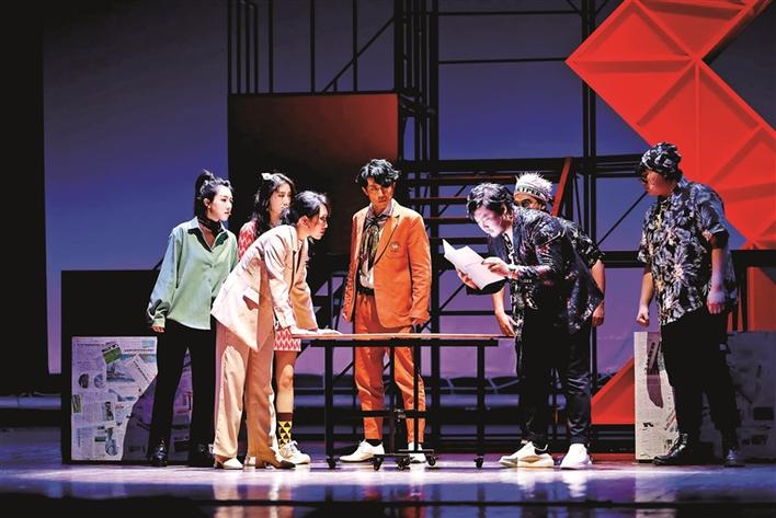 公司高管张殊白,外卖小哥陈济深,公司职员张娇及王精英为代表的普通