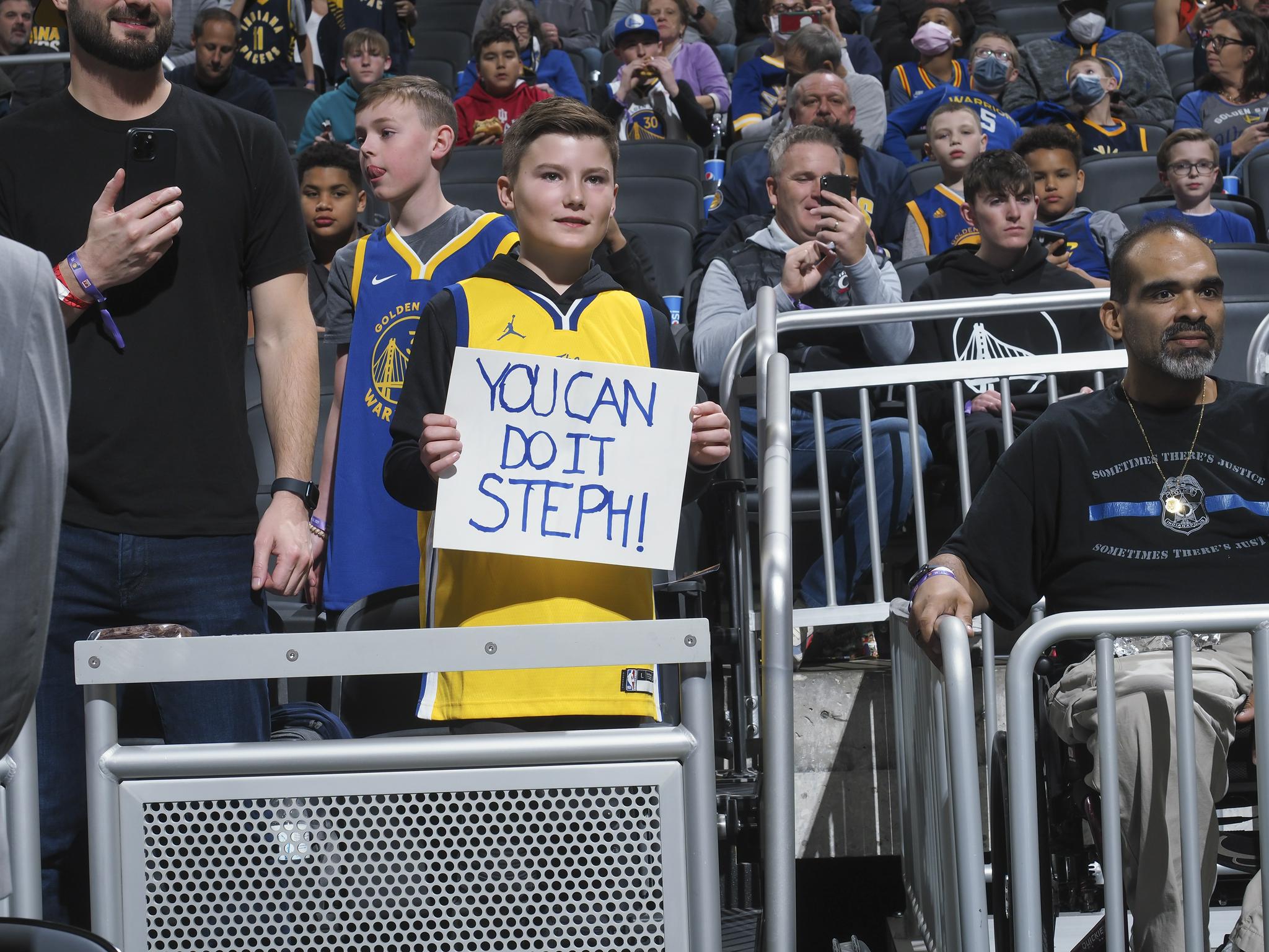 球迷举牌:库里你能做到.