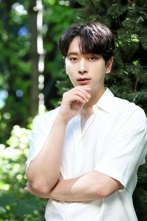 2pm黄灿盛宣布将结婚自曝女友已怀孕与公司合作15年不再续约