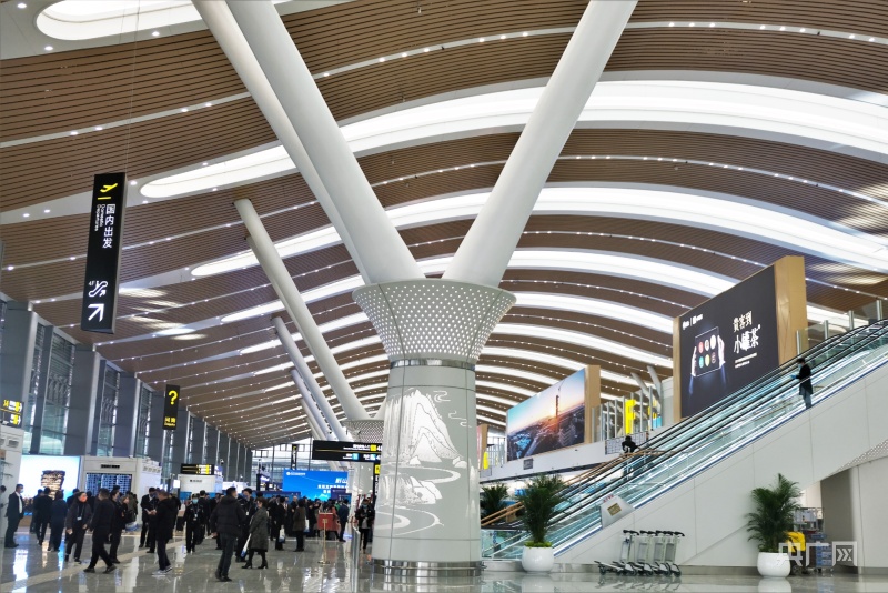 贵阳龙洞堡国际机场3号航站楼出发大厅(央广网记者张翼晶 摄)