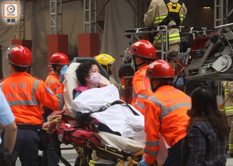 突发香港铜锣湾世贸中心起火逾百人等待救援