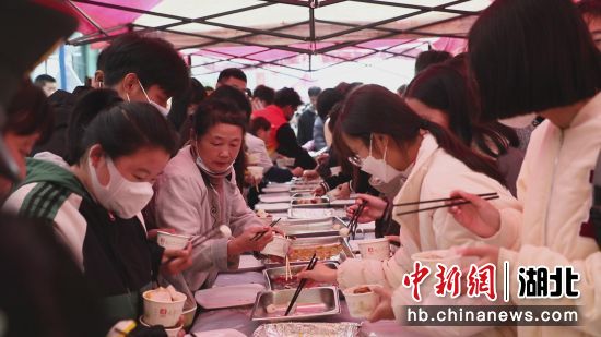 长江职业学院请全校万余师生免费吃鲜鱼宴休闲区蓝鸢梦想 - Www.slyday.coM