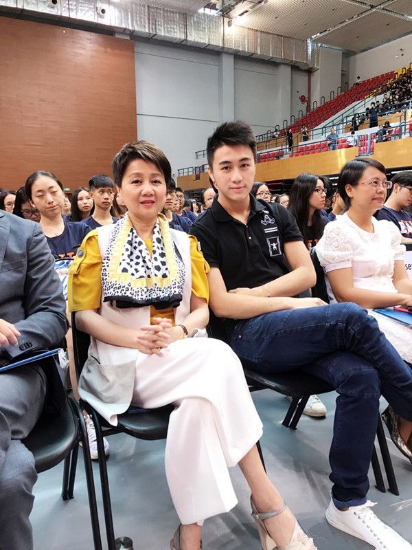 梁安琪抱孙子孙女合影，穿白色卫衣配紧身裤，是个时髦的潮奶奶！休闲区蓝鸢梦想 - Www.slyday.coM