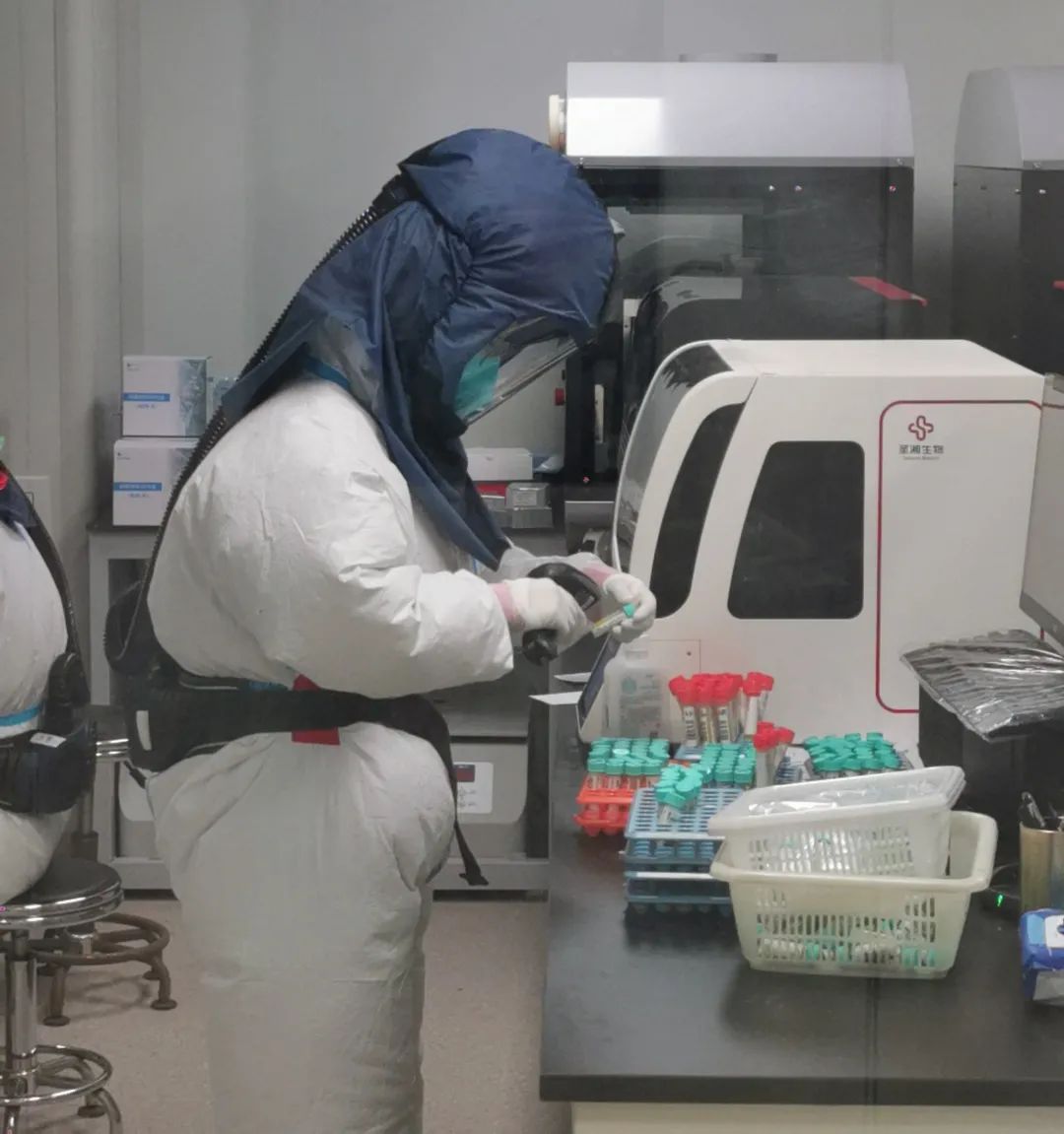 行走于「刀尖」，与病毒「共舞」！他们是抗疫战场上的“幕后英雄”休闲区蓝鸢梦想 - Www.slyday.coM