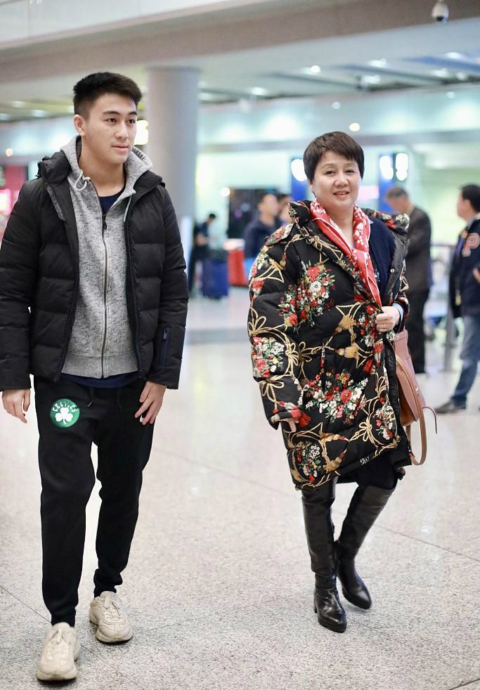 梁安琪抱孙子孙女合影，穿白色卫衣配紧身裤，是个时髦的潮奶奶！休闲区蓝鸢梦想 - Www.slyday.coM