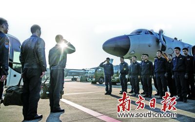 飞行员准备登机前去执行任务。本版摄影：南方日报记者 董天健