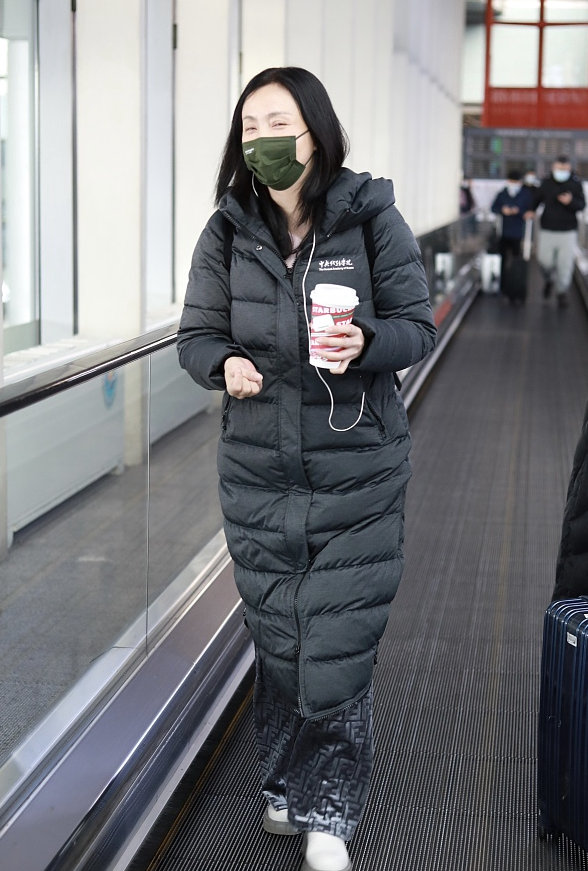 陶虹穿中戏羽绒服现身机场 素颜出镜恬静清爽|陶虹|羽绒服|长发_新浪