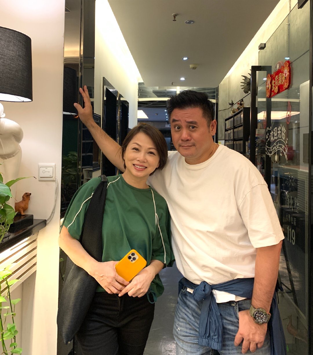 刘玉翠老得不真实腿p的又长又细镜子里却是五五身材粗短腿
