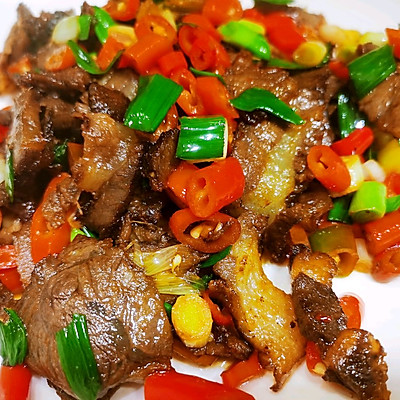 大蒜叶辣椒炒卤牛肉|卤牛肉|大蒜|红椒_新浪新闻