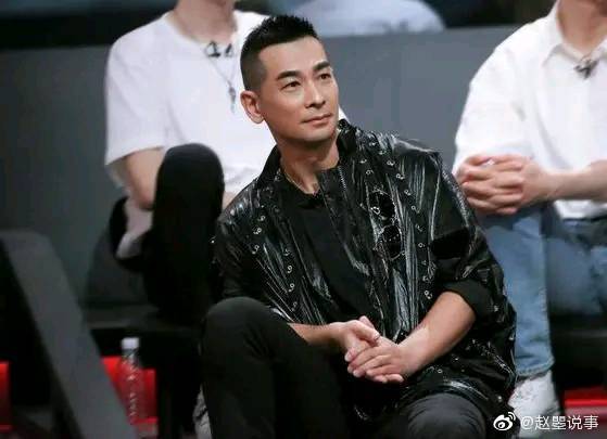 初舞台表演，欧阳靖演唱了《Brother man》……休闲区蓝鸢梦想 - Www.slyday.coM