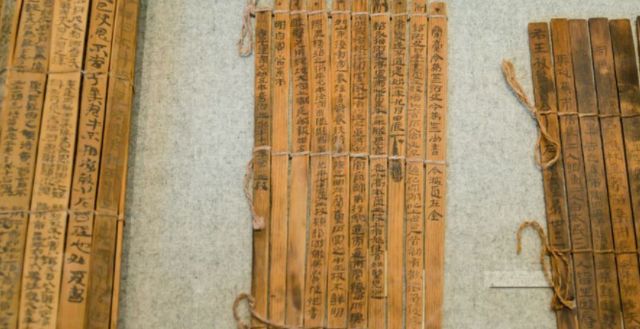 【释义】:意思是指古代初无纸,用竹帛书写文字;引申指书籍,史乘.