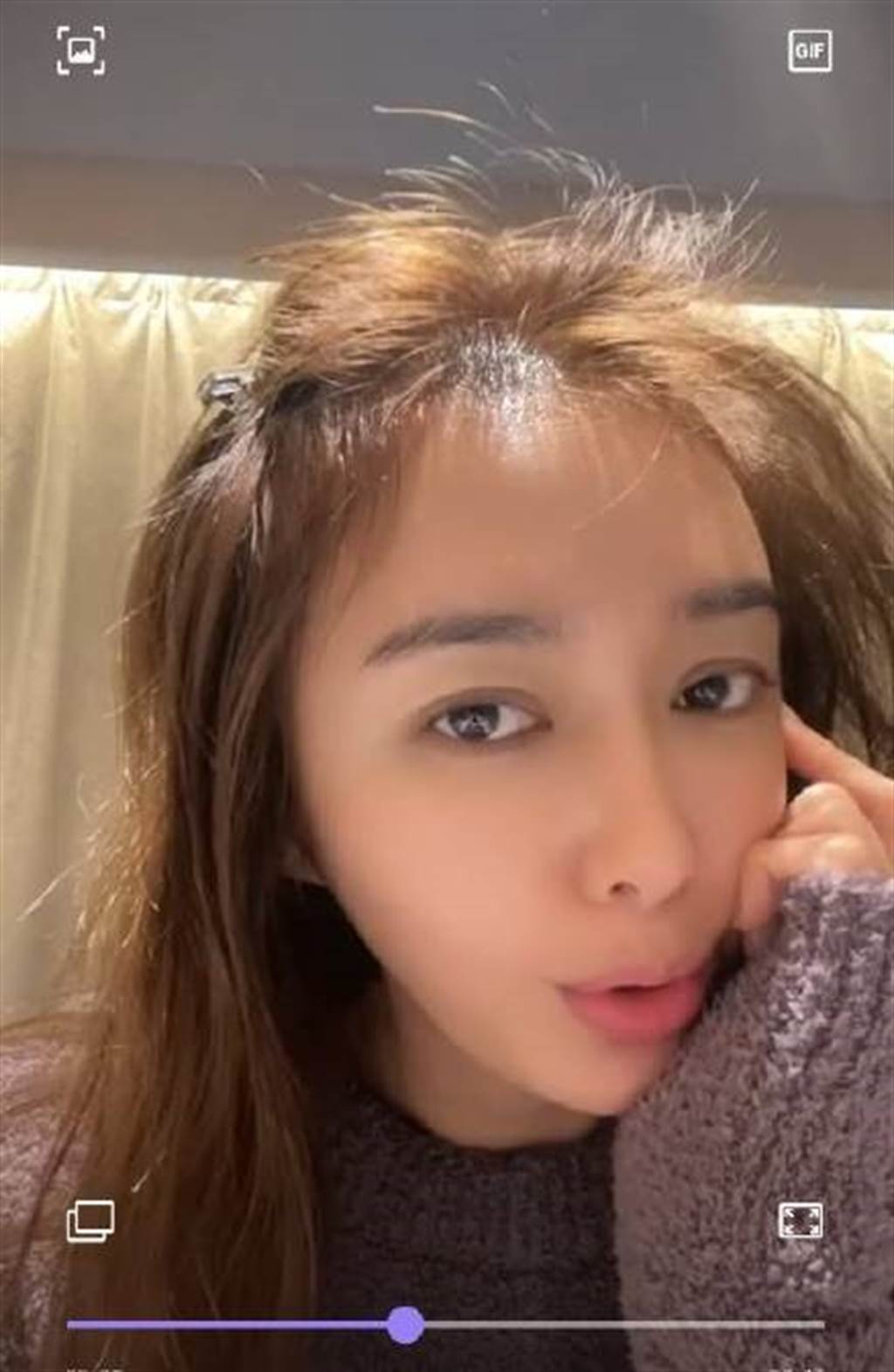 秦岚日前在抖音上传唱歌影片,她随兴穿著居家服,顶素颜入镜,秦岚五官